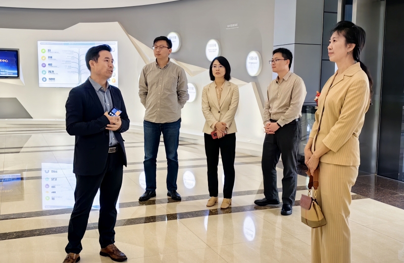 1712623894607679.jpg 技术中心参观_副本.jpg